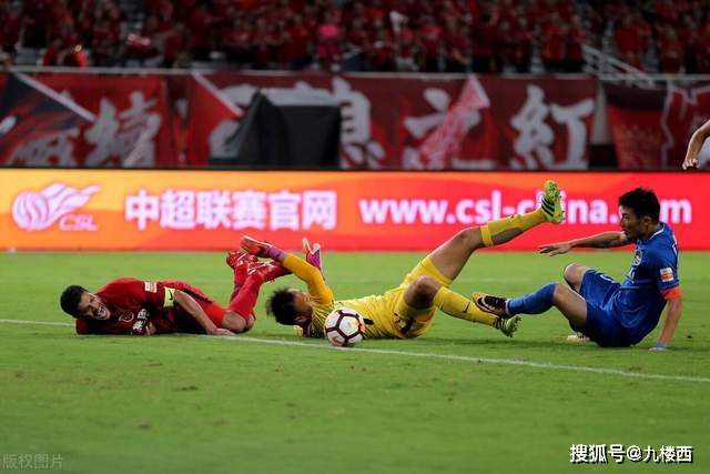 本场送点+直红！玄智健踩中甘超脚踝，女主裁董方雨将其红牌罚下